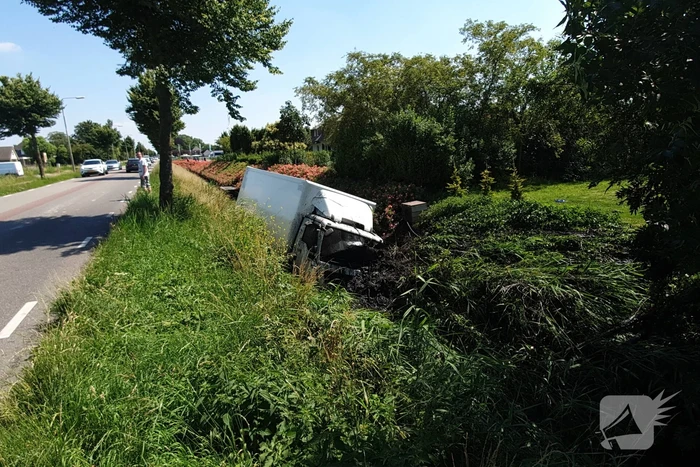 Vrachtwagen raakt van de weg en belandt in sloot