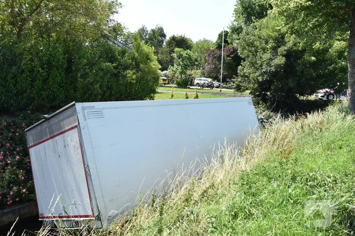 Vrachtwagen raakt van de weg en belandt in sloot