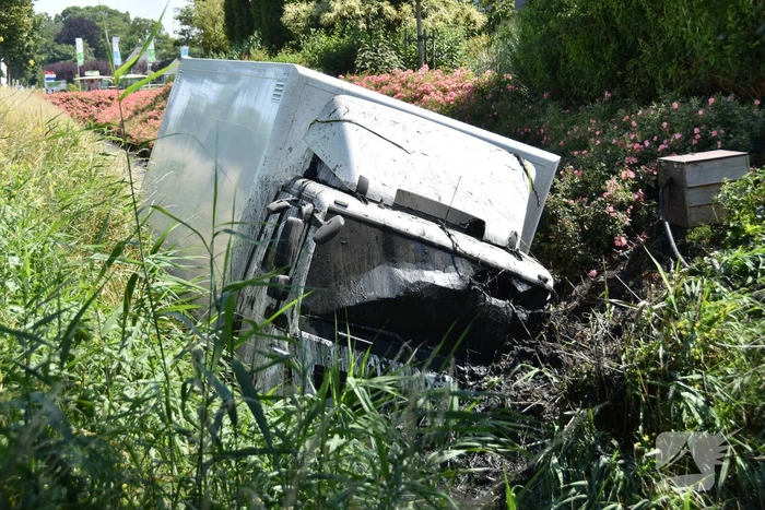 Vrachtwagen raakt van de weg en belandt in sloot