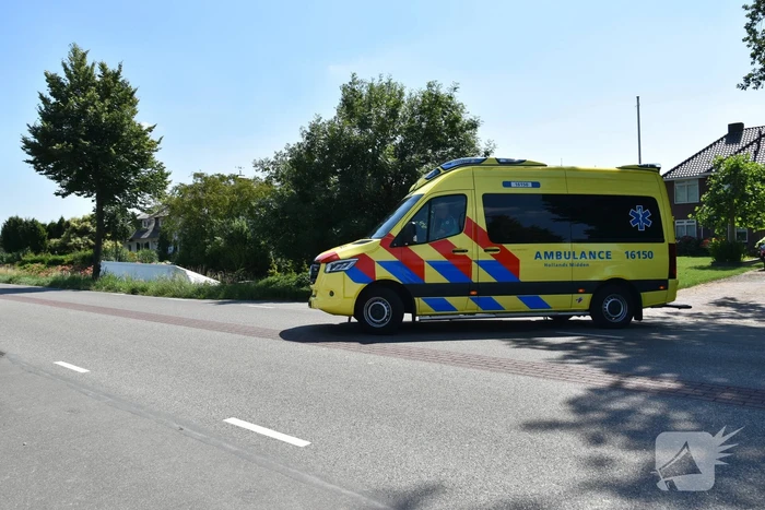 Vrachtwagen raakt van de weg en belandt in sloot