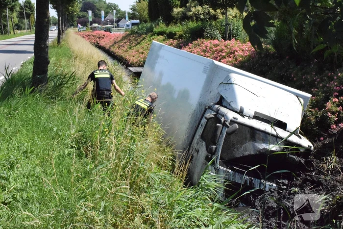 Vrachtwagen raakt van de weg en belandt in sloot