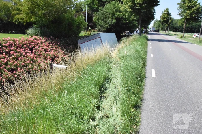 Vrachtwagen raakt van de weg en belandt in sloot