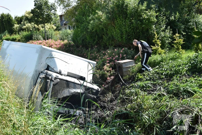 Vrachtwagen raakt van de weg en belandt in sloot