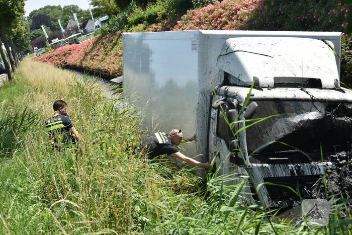 Vrachtwagen raakt van de weg en belandt in sloot