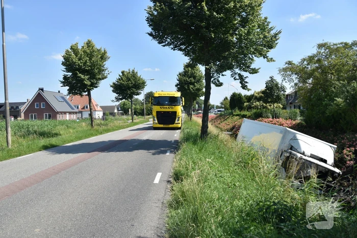 Vrachtwagen raakt van de weg en belandt in sloot
