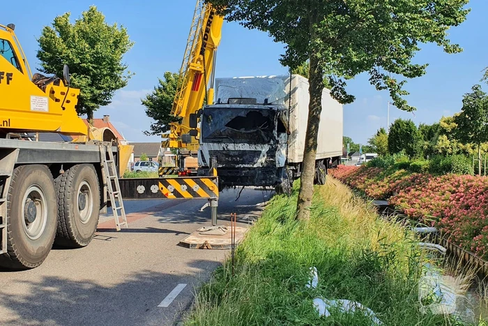 Vrachtwagen raakt van de weg en belandt in sloot