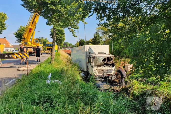 Vrachtwagen raakt van de weg en belandt in sloot