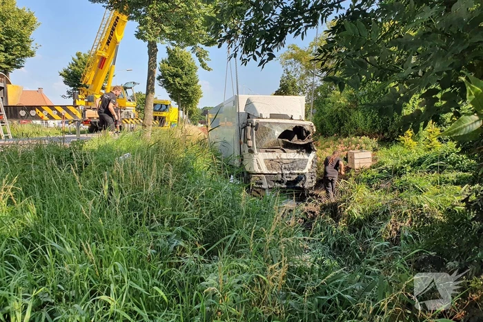 Vrachtwagen raakt van de weg en belandt in sloot