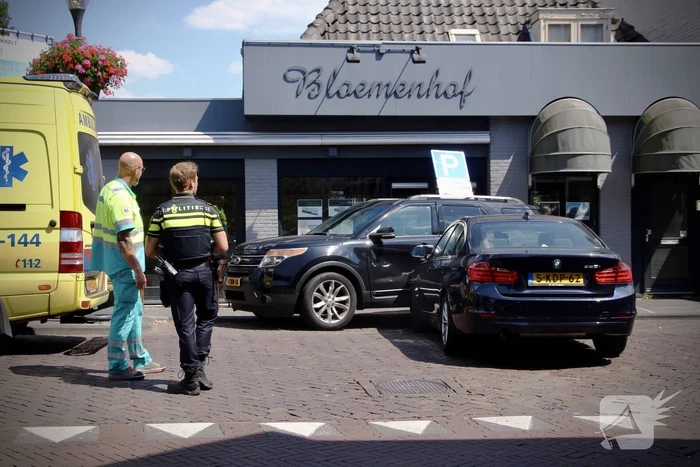 Automobiliste knalt op geparkeerde auto na aanrijding