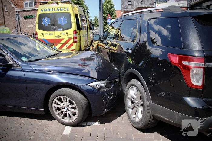 Automobiliste knalt op geparkeerde auto na aanrijding