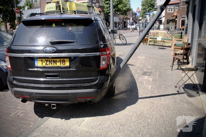 Automobiliste knalt op geparkeerde auto na aanrijding