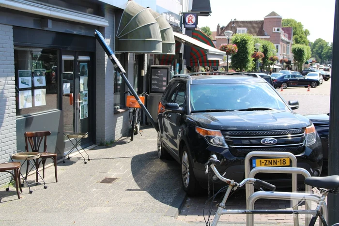 Automobiliste knalt op geparkeerde auto na aanrijding
