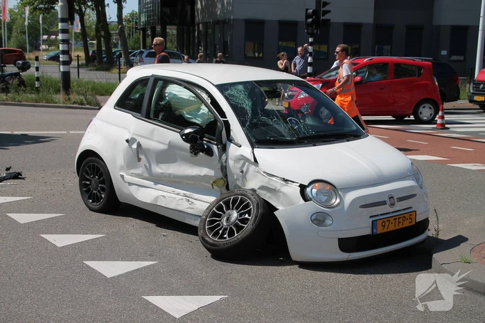Veel schade bij flinke aanrijding op kruising