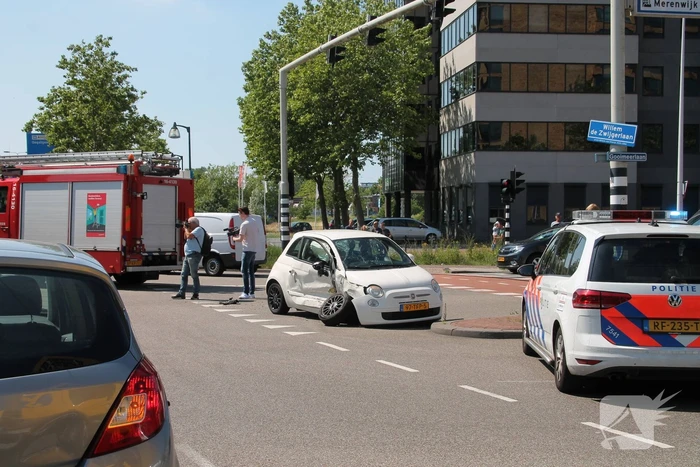 Veel schade bij flinke aanrijding op kruising