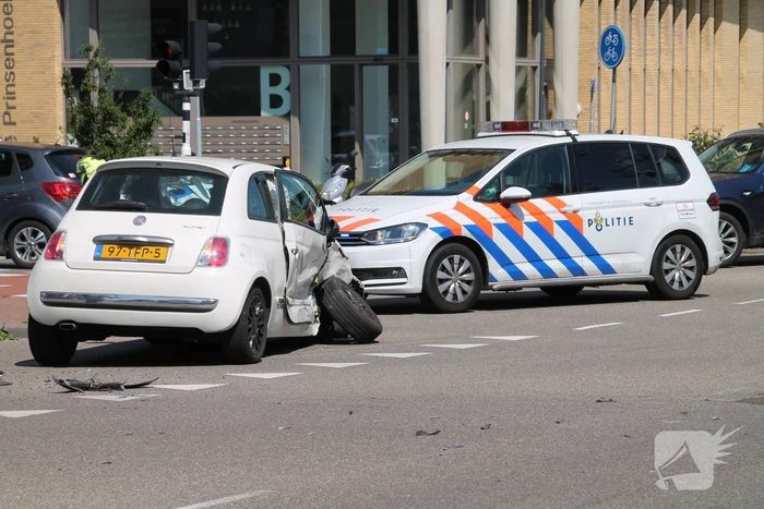 Veel schade bij flinke aanrijding op kruising