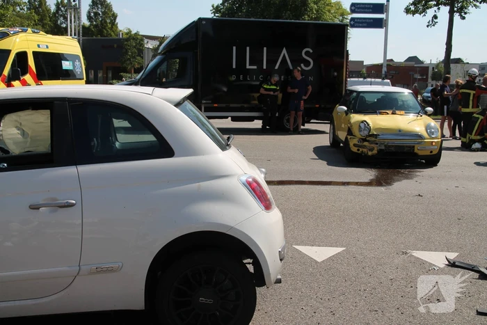 Veel schade bij flinke aanrijding op kruising