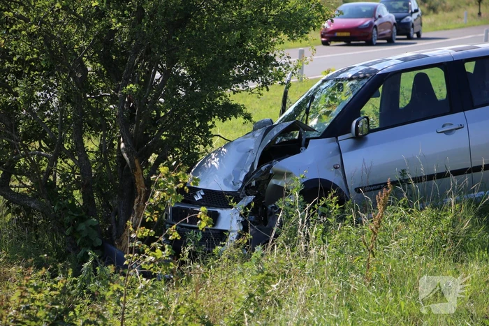 Personenauto flink beschadigd na eenzijdige aanrijding