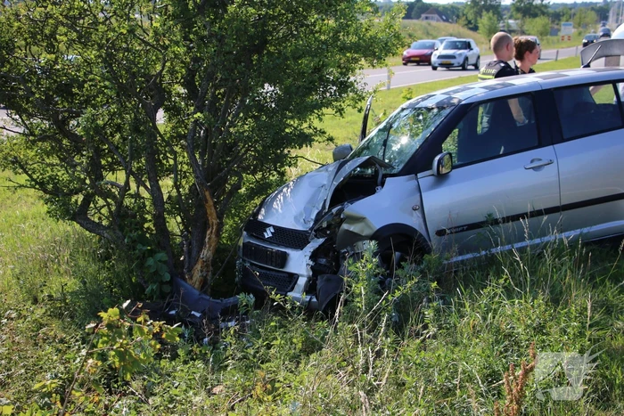 Personenauto flink beschadigd na eenzijdige aanrijding