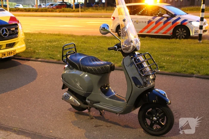 Vrouw gewond na val met scooter