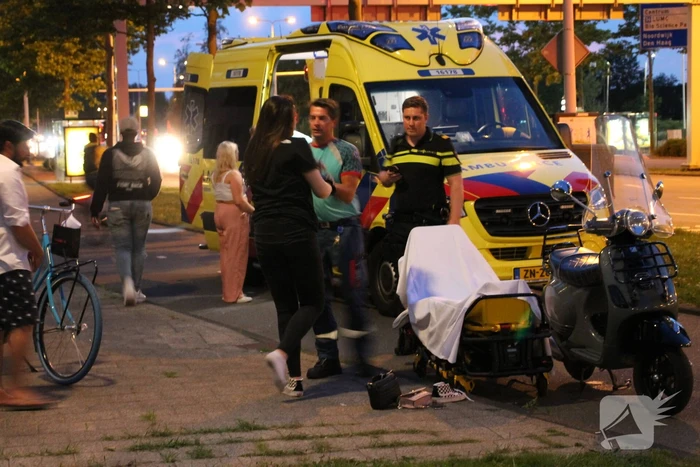 Vrouw gewond na val met scooter