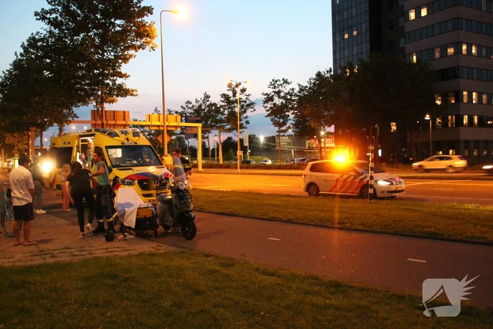 Vrouw gewond na val met scooter