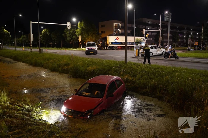 Auto in de sloot na aanrijding