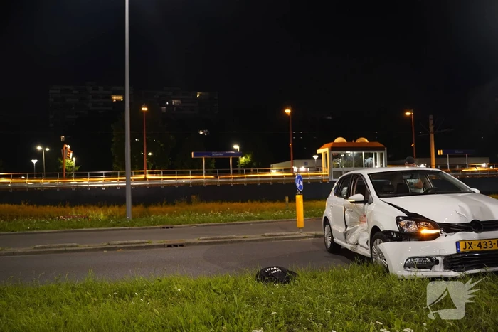 Auto in de sloot na aanrijding