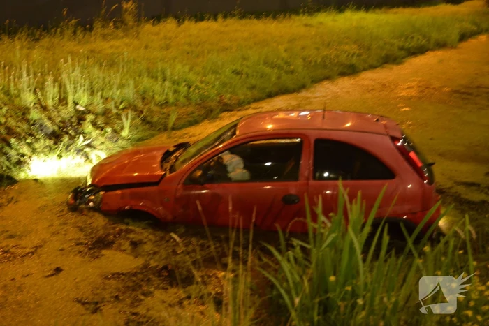 Auto in de sloot na aanrijding