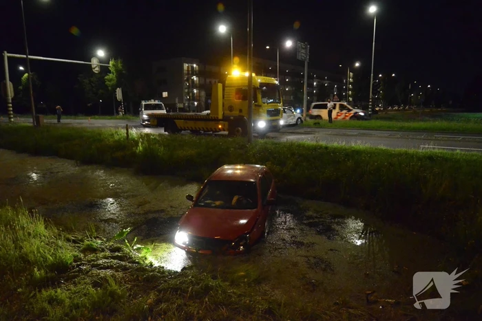 Auto in de sloot na aanrijding