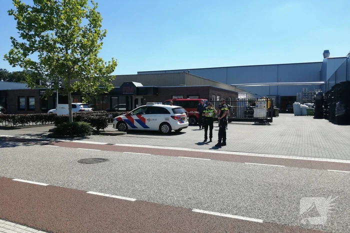 Traumahelikopter landt voor bedrijfsongeval