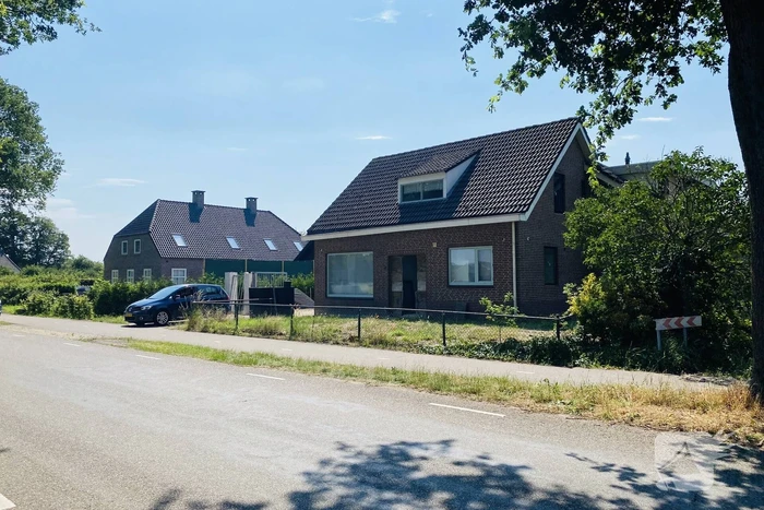 Dienst Speciale Interventies rijdt met bearcat toegangspoort eruit