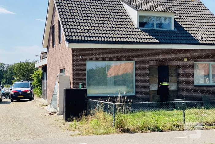Dienst Speciale Interventies rijdt met bearcat toegangspoort eruit