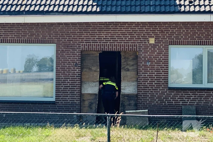 Dienst Speciale Interventies rijdt met bearcat toegangspoort eruit