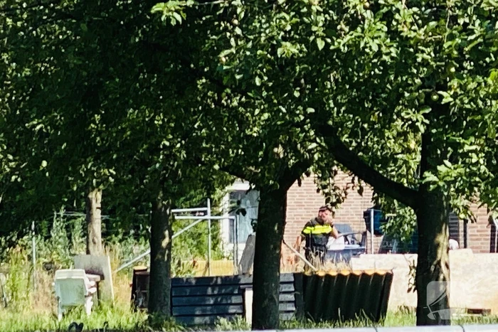 Dienst Speciale Interventies rijdt met bearcat toegangspoort eruit