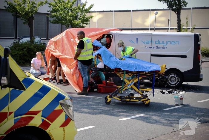 Motorrijder ernstig gewond na aanrijding met bestelbus