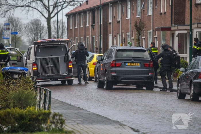 Arrestatieteam valt woning binnen