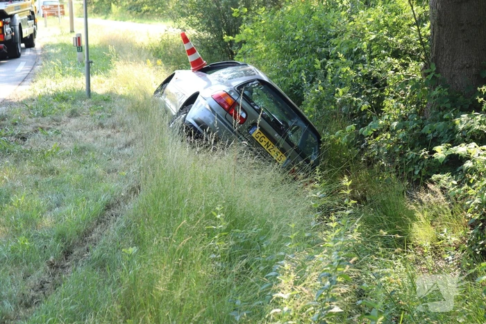 Auto belandt in greppel, bestuurder rijdt verder