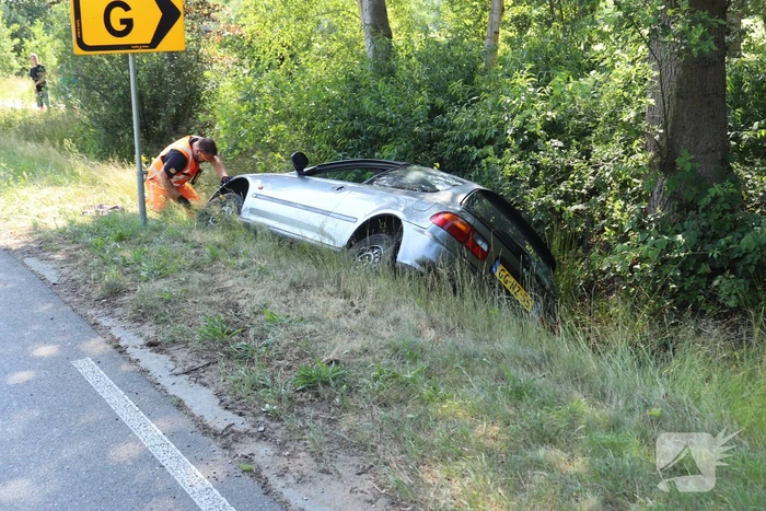 Auto belandt in greppel, bestuurder rijdt verder