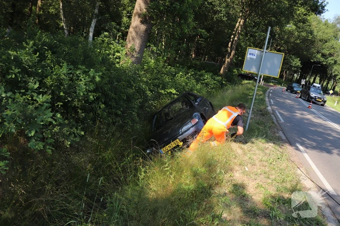 Auto belandt in greppel, bestuurder rijdt verder
