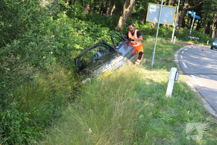 Auto belandt in greppel, bestuurder rijdt verder