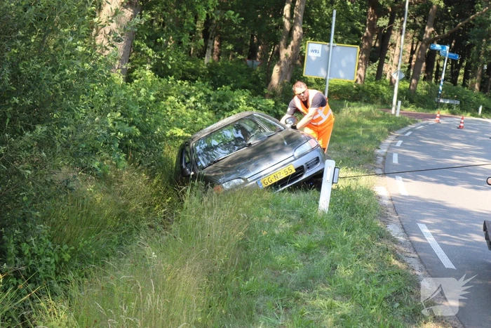 Auto belandt in greppel, bestuurder rijdt verder