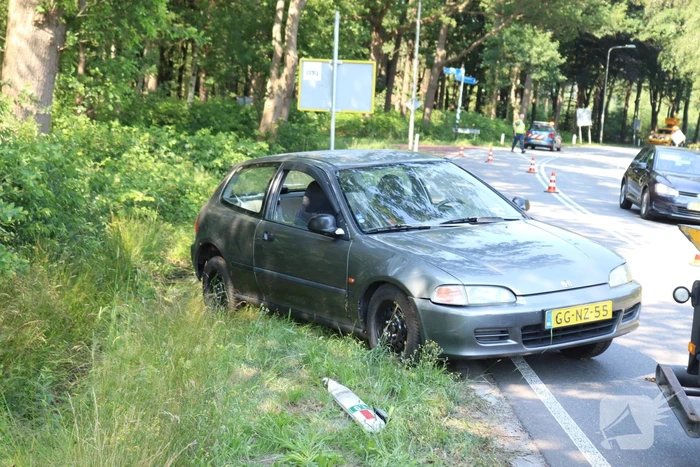 Auto belandt in greppel, bestuurder rijdt verder