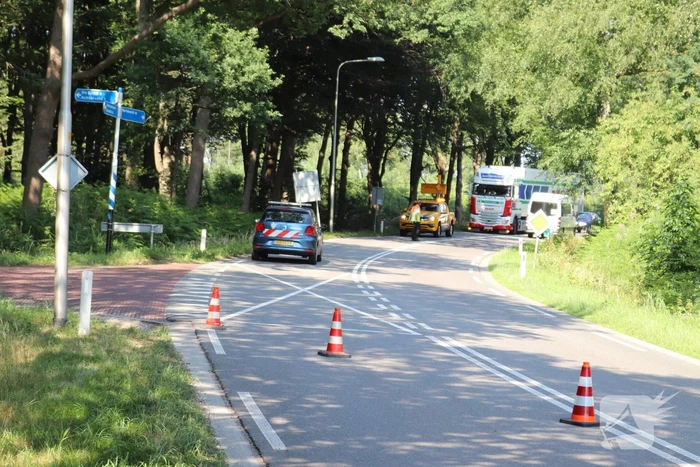 Auto belandt in greppel, bestuurder rijdt verder