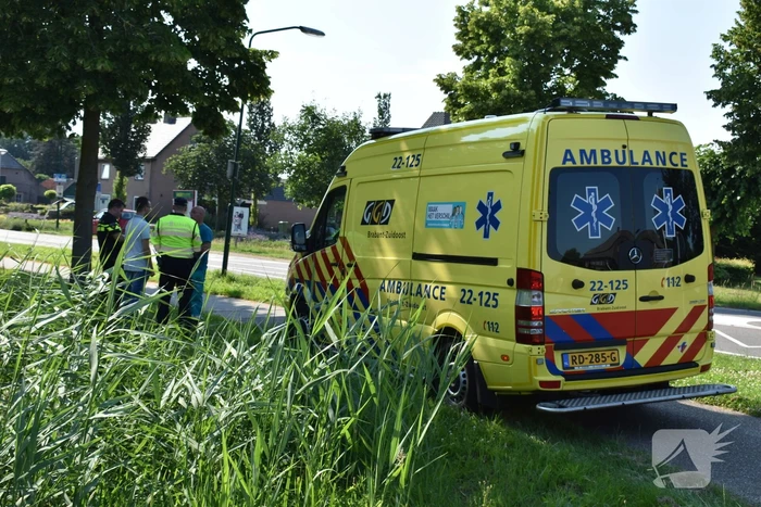 Fietser loopt hoofdwond op na botsing met auto