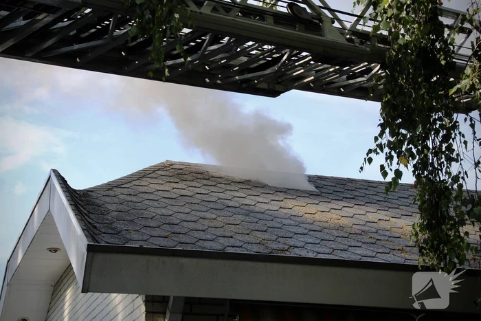 Brand in dak van woonwagen