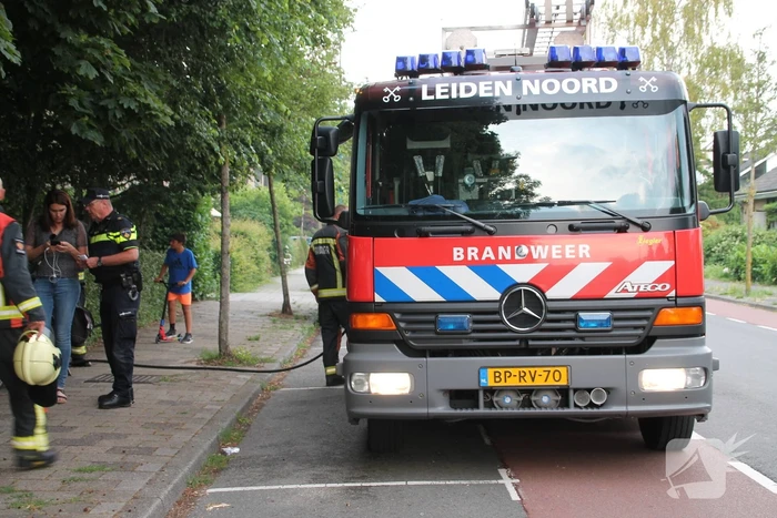 Tafel in brand op schoolplein