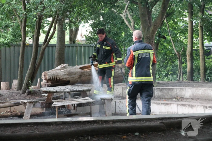 Tafel in brand op schoolplein