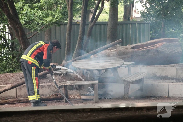 Tafel in brand op schoolplein