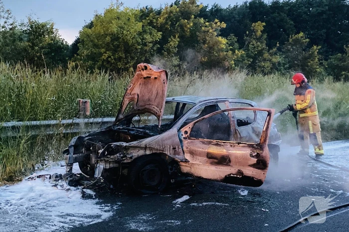Vrachtwagen snijd auto af en vliegt in brand