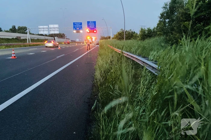 Vrachtwagen snijd auto af en vliegt in brand